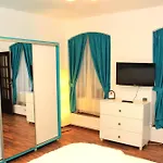 John With Mountain View & Parking Option, Modern In Old Town Brasov
