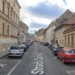 John With Mountain View & Parking Option, Modern In Old Town Apartment Brasov