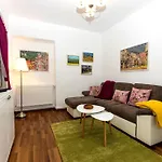 John With Mountain View & Parking Option, Modern In Old Town Apartment Brasov
