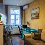 Апартаменти John With Mountain View & Parking Option, Modern In Old Town