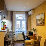 Апартаменти John With Mountain View & Parking Option, Modern In Old Town *