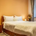 John With Mountain View & Parking Option, Modern In Old Town Brasov