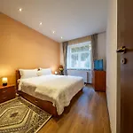 John With Mountain View & Parking Option, Modern In Old Town *