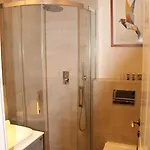 John With Mountain View & Parking Option, Modern In Old Town Apartment Brasov