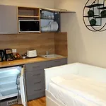 John With Mountain View & Parking Option, Modern In Old Town Apartment Brasov